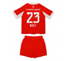 Bayern Munich Sacha Boey #23 Koszulka Podstawowa dzieci 2025-26 Krótki Rękaw (+ krótkie spodenki)